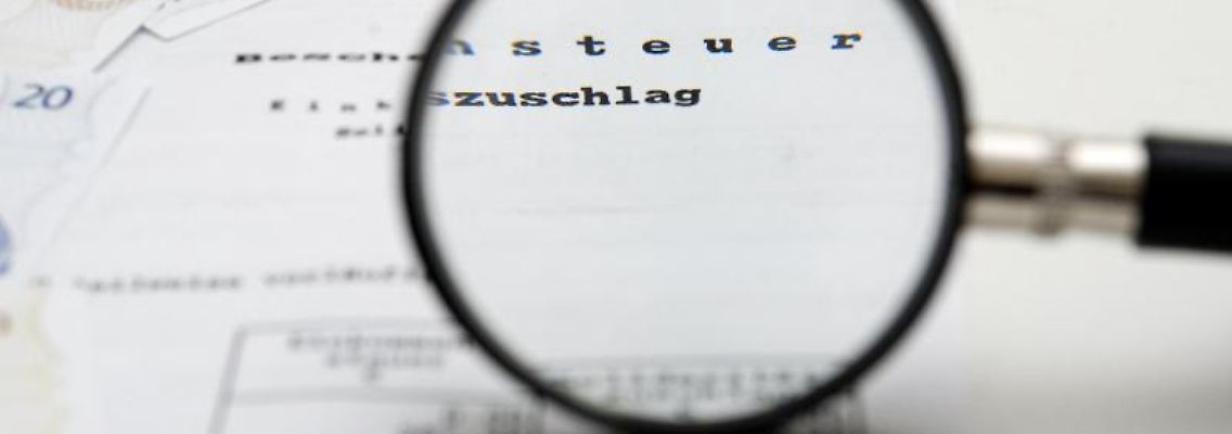 Den Steuerbescheid sollte man genauer unter die Lupe nehmen. Foto: Andrea Warnecke