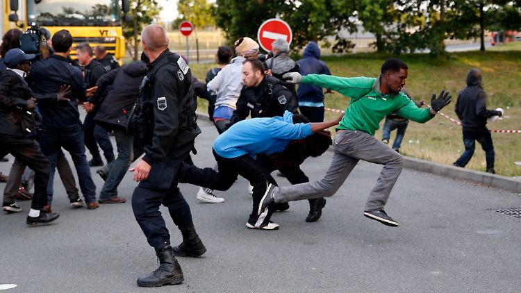 Seit Wochen versuchen Flüchtlinge in Calais über Laster und Züge nach England zu kommen.