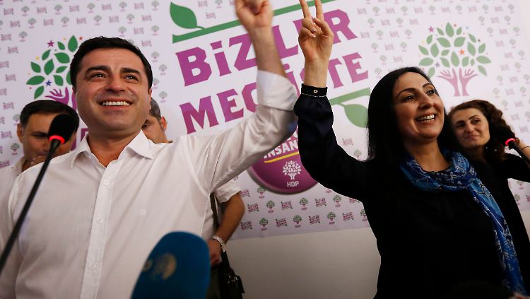 Anfang Juni zog die HDP mit ihrem guten Wahlergebnis ins Parlament in Ankara ein. Nun zieht die türkische Justiz alle Register gegen die Parteiführung.