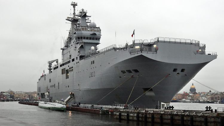 Ein französischer Hubschrauberträger der Mistral-Klasse in St. Petersburg.