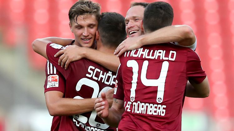 Die Nürnberger Niklas Stark (l-r), Alessandro Schöpf, Jan Polak und Kevin Möhwald haben Grund zu jubeln.