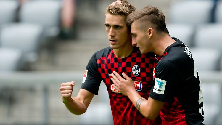 4. Saisontor: Nils Petersen (l.) ballt die Faust.