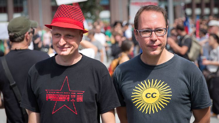 Markus Beckedahl (r) und André Meister (l) auf einer Demonstration in Berlin gegen das Ermittlungsverfahrens der Generalbundesanwaltschaft wegen Landesverrat gegen die beiden Blogger.