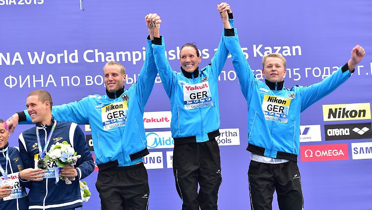 Christian Reichert, Isabelle Haerle und Rob Muffels siegen in der Teamstaffel über fünf Kilometer Freiwasser.