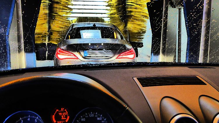 Mehr als einem Drittel der befragten Autofahrer ist es peinlich mit einem dreckigen Wagen zu fahren. 