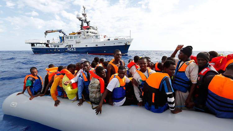 Diese Geflohenen wurden auf dem Mittelmeer gerettet. Doch nach Europa geschafft haben sie es noch lange nicht.
