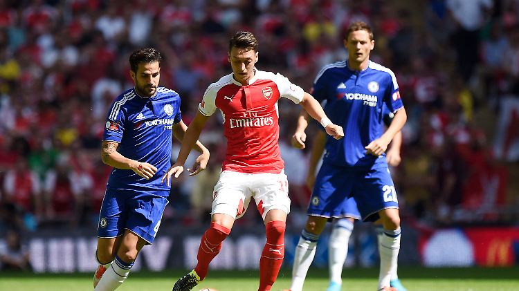 Özil passt den Ball weg, bevor Fabregas dazwischen kommt.