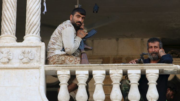 Kämpfer der Freien Syrischen Armee. Die FSA wird vom Ausland ebenfalls für ihren Kampf gegen das syrische Regime unterstützt.