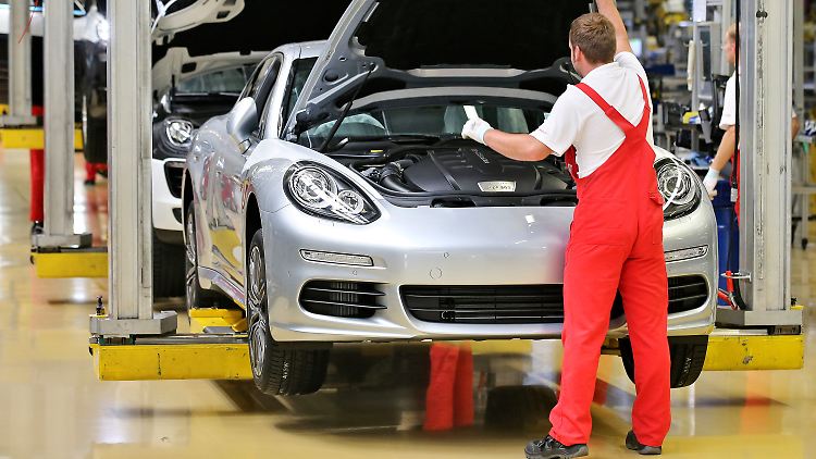 Arbeiten an einem Panamera in der Produktion der Porsche AG in Leipzig (Sachsen).