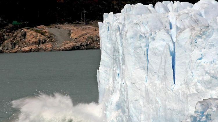 Ein riesiges Eisstück bricht vom Perito-Moreno-Gletscher in Patagonien ab.