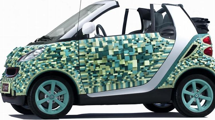 Ein kleines Kunstwerk: Die Designerin Sarah Illenberger hat den Smart fortwo in ein voll recycelbares Pappkleid gesteckt.
