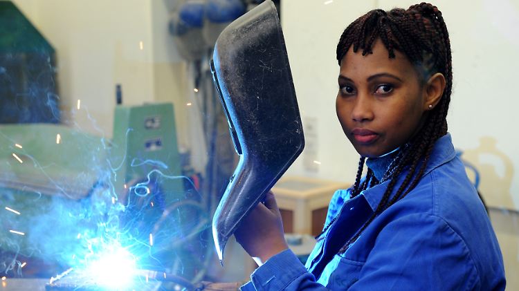 Hadeiatou aus Guinea macht in Deutschland eine Ausbildung. Ihr Weg in den Arbeitsmarkt ist damit aber noch nicht gesichert.