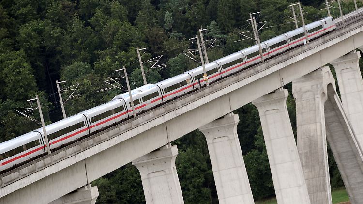 Unter der 95 Meter hohen Brücke wurden die Leichen von Vater und Kindern auf einer Landstraße gefunden.