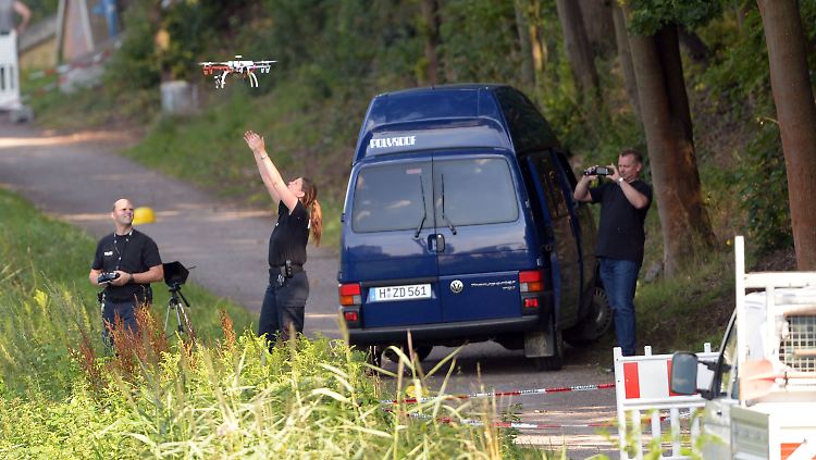 Auch die Polizei setzt Drohnen bei ihrer Arbeit ein, etwa bei der Suche nach Vermissten.