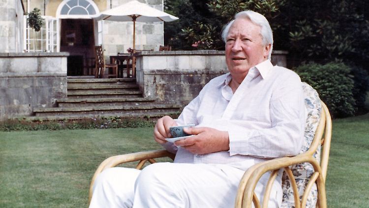 Heath mit einer Tasse Tee in seinem Garten in Salisbury.