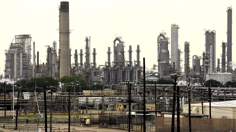 Grauer Himmel über der Shell-Ölraffinerie in Baytown, Texas.