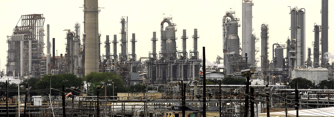 Grauer Himmel über der Shell-Ölraffinerie in Baytown, Texas.