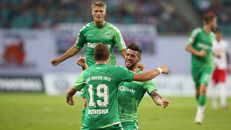 Jaaaa! Veton Berusha und Jürgen Gjasula, bejubeln Fürths Treffer zum 1:2.