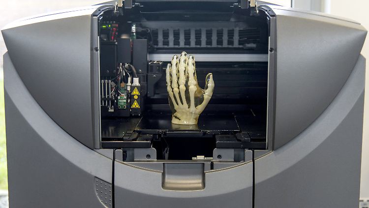 Ein mit einem 3D-Drucker fertig gestelltes Modell einer menschlichen Hand bei der Alphacam GmbH in Schorndorf (Baden-Württemberg).