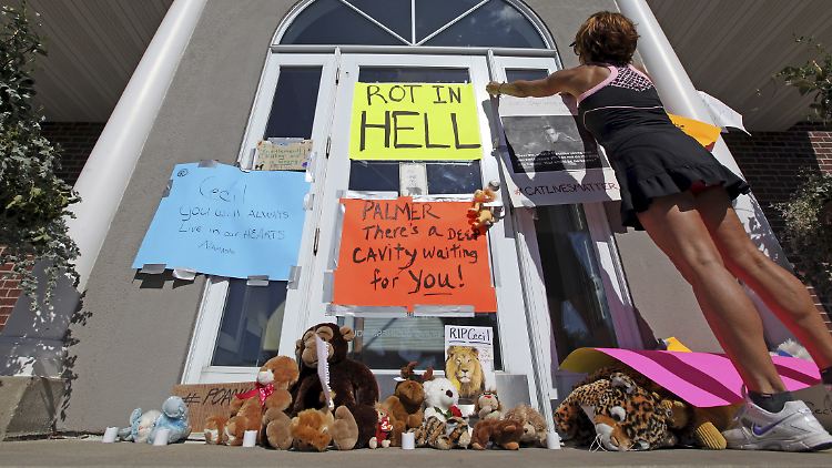 Am Eingang zur Zahnarzt-Praxis von Walter Palmer hängt ein Schild mit der Aufschrift: "Verrotte in der Hölle".