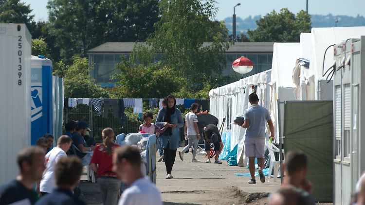 Viele Flüchtlinge leben in Zelt-Notunterkünften, wie hier in Dresden.
