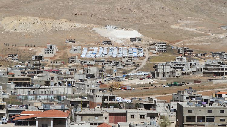 Arsal im Nordosten des Libanon ist zu einem Elendsort verkommen. Bedroht von Dschihadisten, eingekesselt von der Armee und verlassen von den Vereinten Nationen.