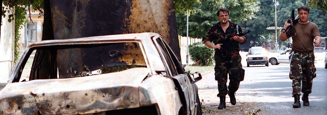 Kroatische Soldaten patroullieren 1995 in dem Dorf Glina.