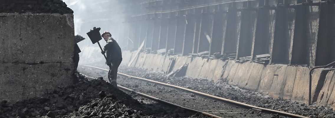 Arbeiter in einer Koksfabrik nahe Donetsk.
