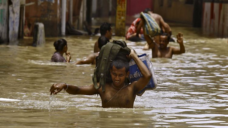 2015-08-04T150123Z_534907509_GF20000013302_RTRMADP_3_INDIA-FLOODS.JPG4490196371086516974.jpg