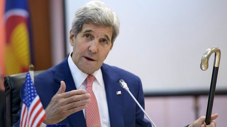 Den vergoldeten Griff des Kennedyschen Krückstocks darf jetzt John Kerry halten.