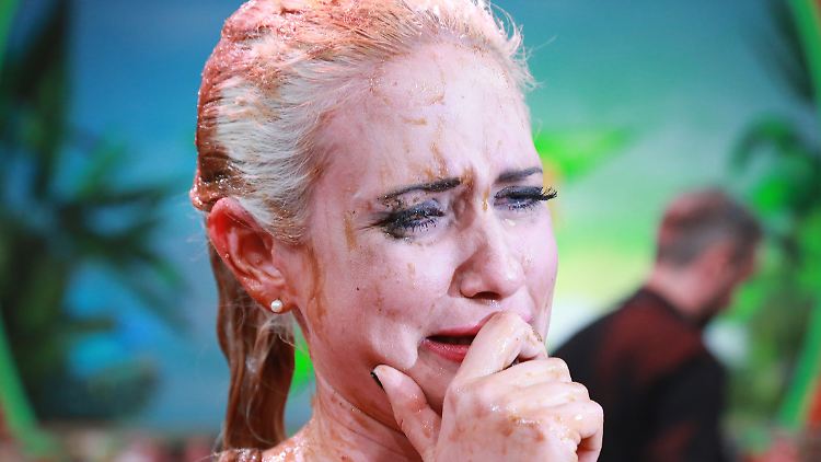 Sarah "Dingens" Knappik hat die Show gewonnen - und freut sich sichtlich.