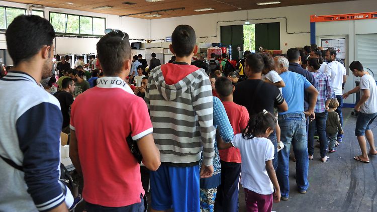 Bei der Essensausgabe in der Landeserstaufnahmestelle (LEA) Ellwangen in Baden-Württemberg.