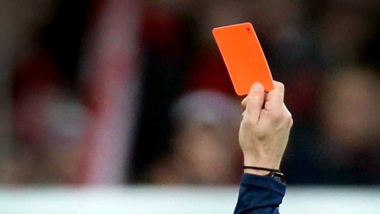 Rot nach 19 Sekunden, das muss erstmal jemand Daniel Petrovic nachmachen...