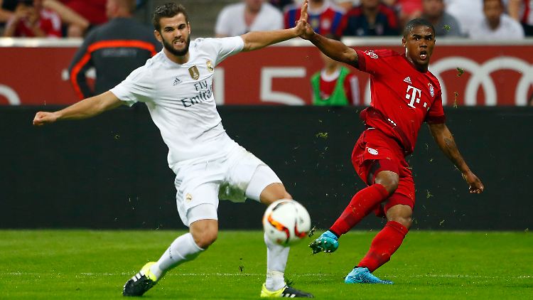 Douglas Costa (r.) trifft für die Bayern.
