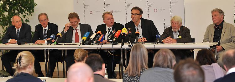 Befürworter und Gegner an einem Tisch: Ministerialdirektor Bauer, Oberbürgermeister Schuster und Bahn-Vorstand Kefer (v.l.), in der Mitte Stadtdekan Brock gefolgt vom Grünen-Politiker Wölfle, dem Chef der Bürgerinitiative, Stocker, und dem Sozialdemokraten Conradi.