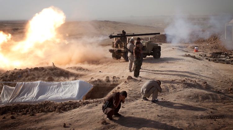 Ein niederländischer Soldat hat die Fronten gewechselt und wird fortan nicht mehr für die heimische Armee, sondern für den IS kämpfen. Auf diesem Bild wird die Terrormiliz von Peschmerga-Kämpfern beschossen. 