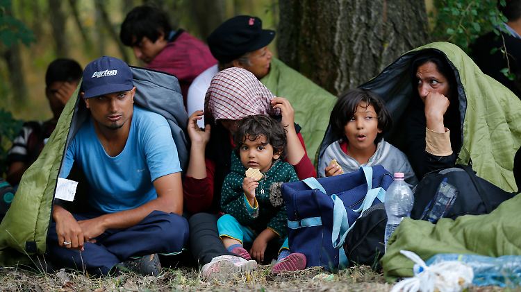 Miganten unterschiedlicher Herkunft warten an der ungarisch-serbischen Grenze. Durch die Balkan-Länder verlaufen auch Fluchtrouten aus dem Nahen Osten.
