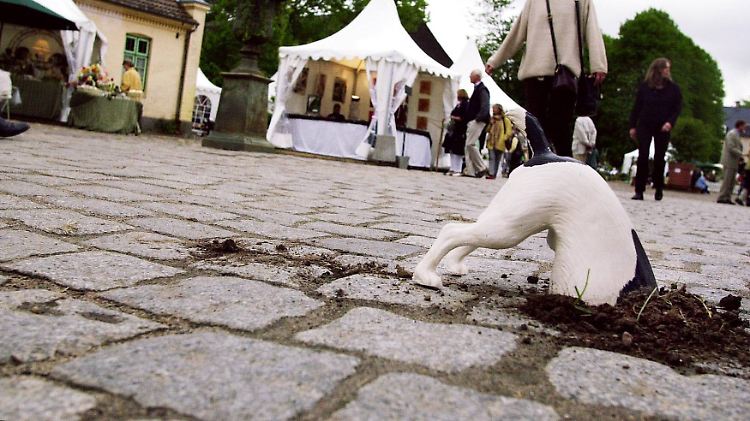Die Skulptur des Sylter Künstlers Stephan Kirchner nimmt das Verhalten von Hunden mit einem Augenzwinkern auf. 