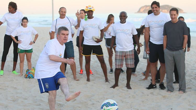 Beim Fußballspielen am 4. August noch bester Dinge, verpasste IOC-Chef Thomas Bach am Tag danach einen Pressetermin. Warum? Darüber wird gerade leidenschaftlich diskutiert.