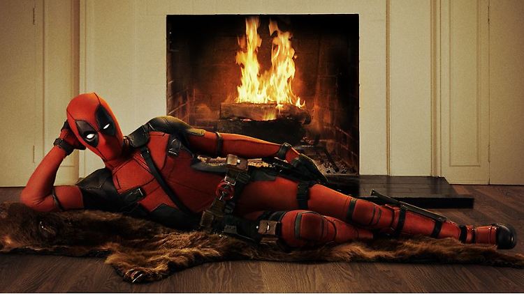 Ryan Reynolds' Deadpool ist ein echter Kerl - er metzelt, prollt und bettet sich gern auf Bärenfell.