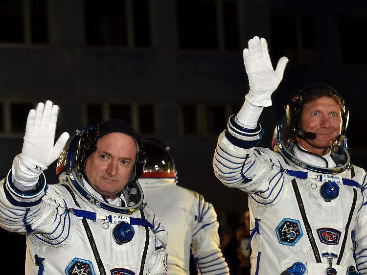 Der US-Astronaut Scott Kelly (l.) und der russische Kosmonaut Gennadi Padalka am 27. März 2015 auf dem Weg zur ISS.