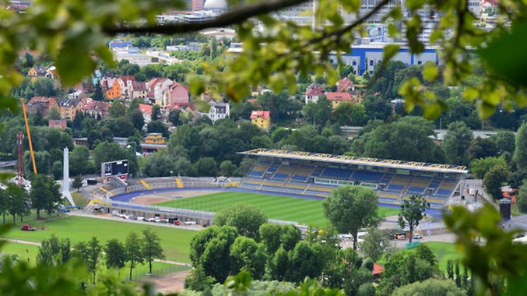 Das Ernst-Abbe-Sportfeld wird für den Pokal-Kick aufgerüstet.