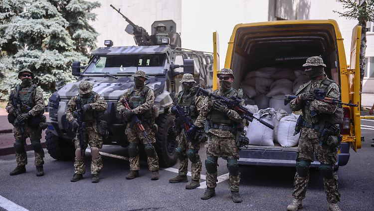 Ukrainische Polizisten bewachen 2,5 Tonnen Bernstein, der illegal abgebaut worden war.