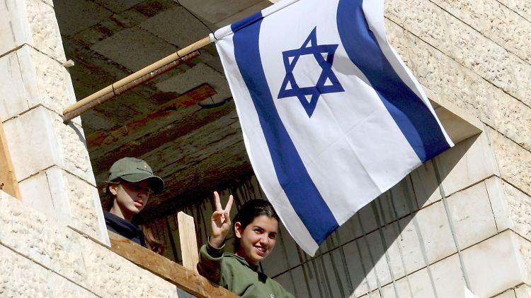 Die Stimmung ist euphorisch. Nach einem zehn Monate langen Baustopp wollen israelische Siedler am Sonntag im Westjordanland eine neue Bauwelle starten.