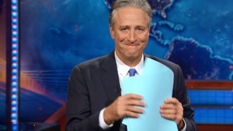 16 Jahre lang hat Jon Stewart die "Daily Show" moderiert - nun holt er sich erstmal etwas zu trinken. 