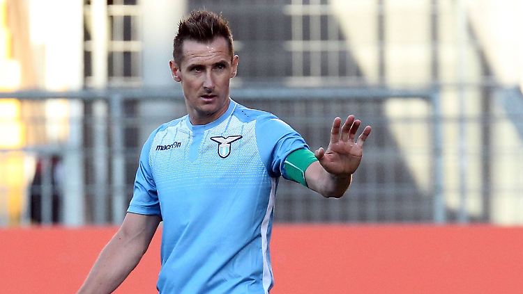 Miroslav Klose und seine Römer fordern Leverkusen im Kampf um die Königsklasse heraus.