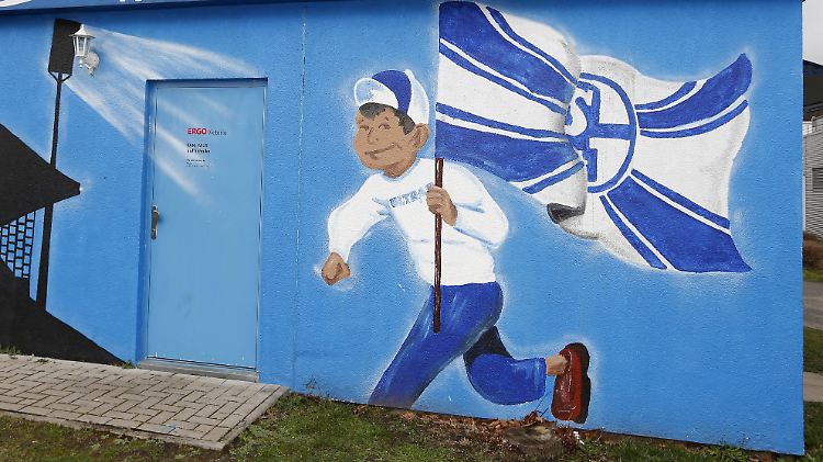Die Schalker Fans träumen nach einer schwachen Saison von besseren Zeiten. Sie wünschen sich die Rückkehr in die Champions League.