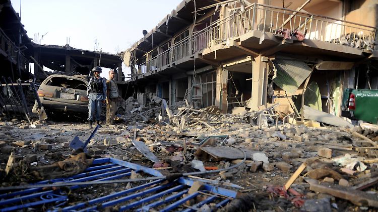 Etliche Häuser im Viertel Schah Schahid im Osten Kabuls sind nach der Explosion schwer beschädigt.