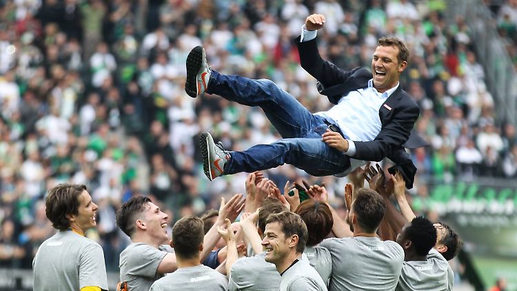 Für Trainer Markus Weinzierl ist der Klassenerhalt des FCA oberste Priorität. 