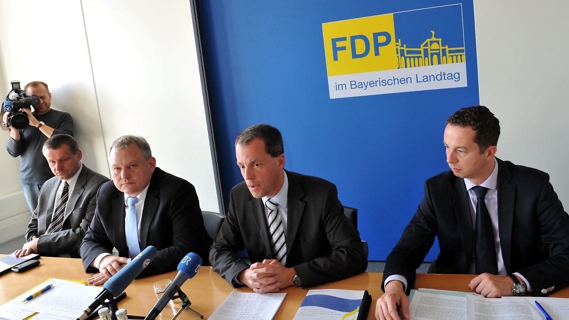 Hanno Kube, zweiter von rechts, und seine Auftraggeber von der FDP.